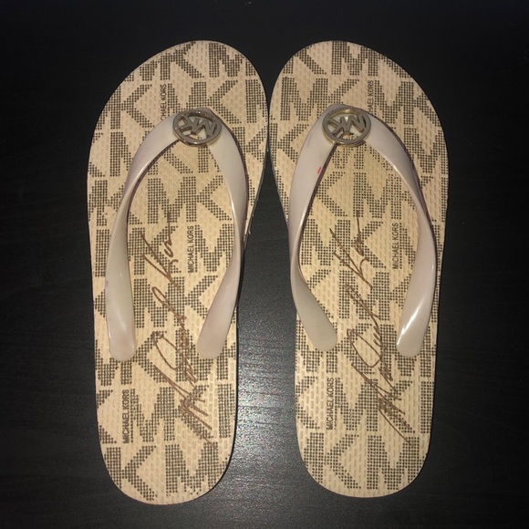 Michael Kors flip flops. US SIZE 8. - Picture 2 of 5